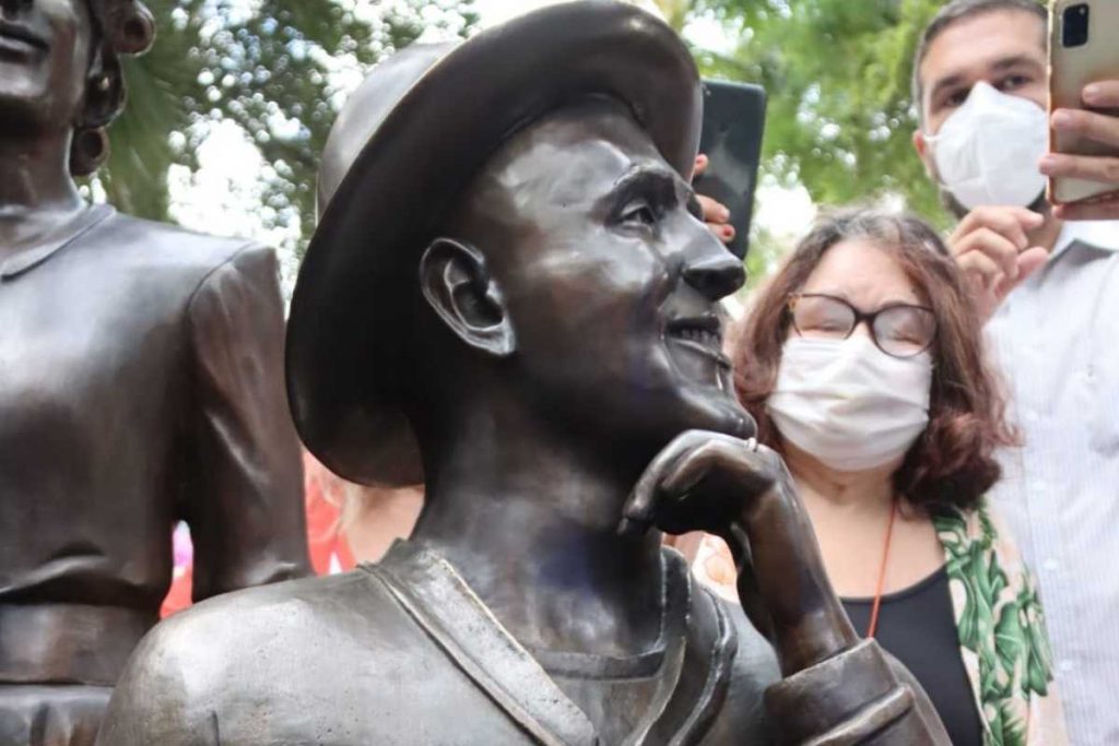estátua de paulo gustavo em niterói