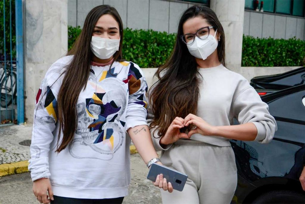 Juliette posa com fã que tatuou suas músicas no braço