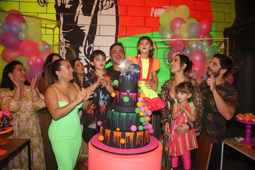 Sabrina Sato, Duda Nagle e Zoe cantaram parabéns para Manu, filha de Karina Sato