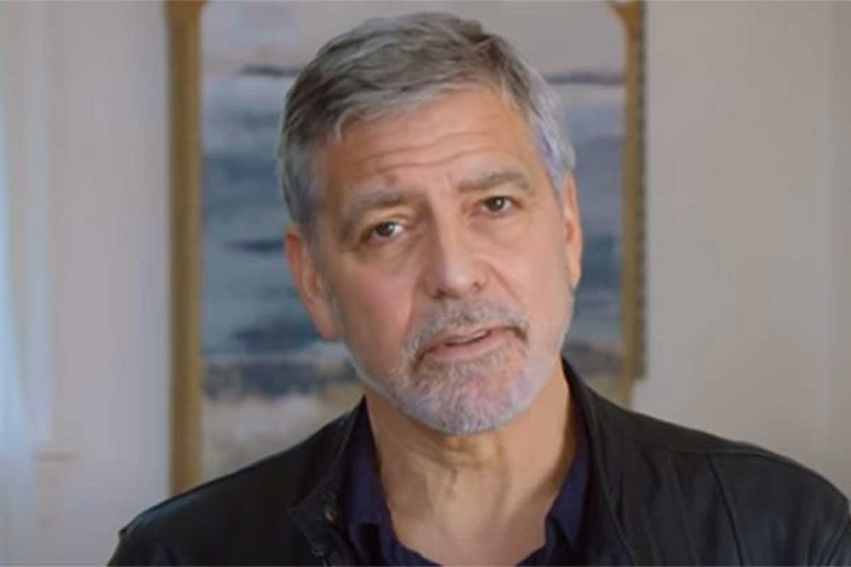 George Clooney com olhar sério