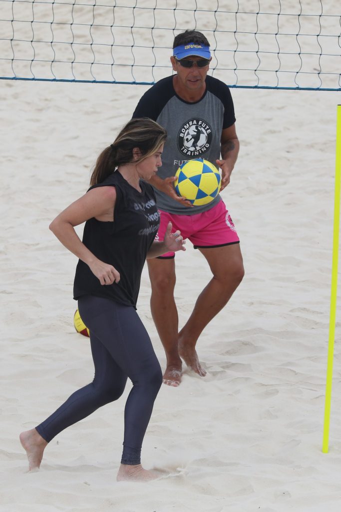 Giovanna Antonelli em treino na praia