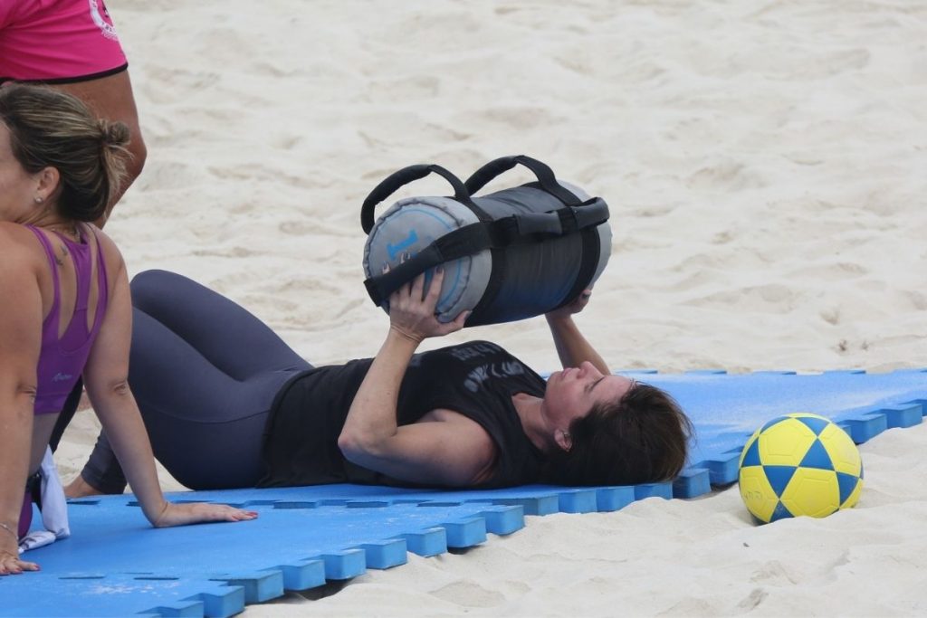 Giovanna Antonelli em treino na praia