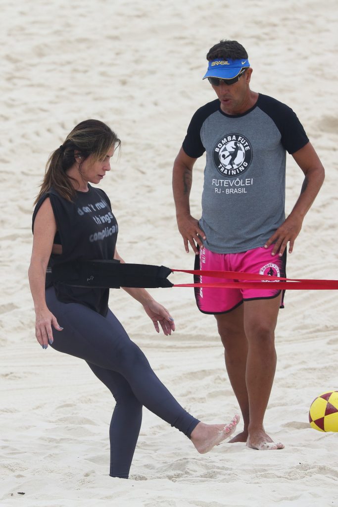 Giovanna Antonelli em treino na praia