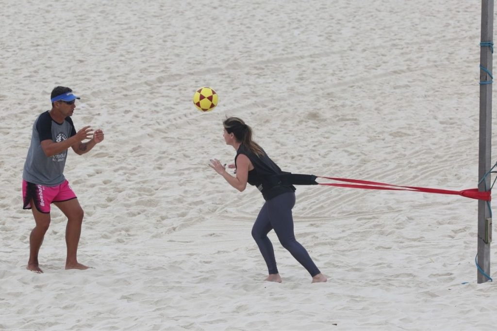 Giovanna Antonelli em treino na praia