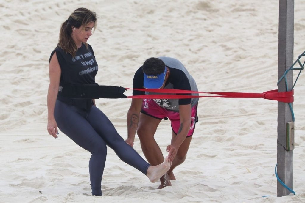 Giovanna Antonelli em treino na praia