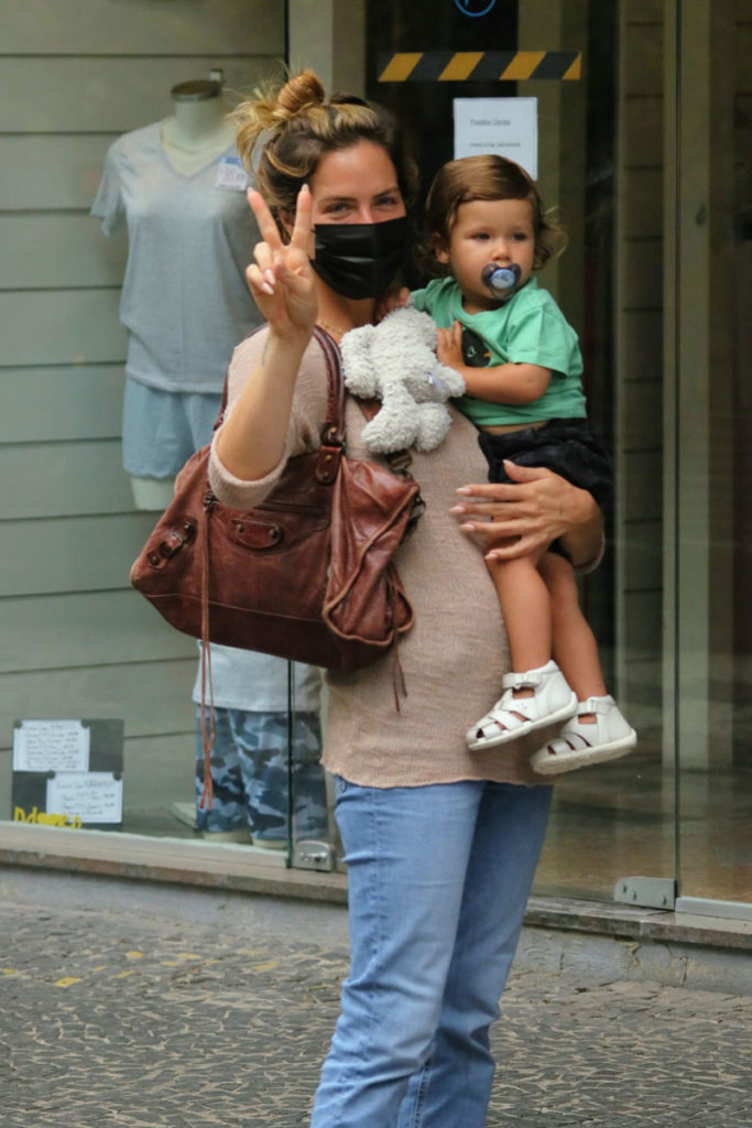 Giovanna Ewbank com Zyan no colo 