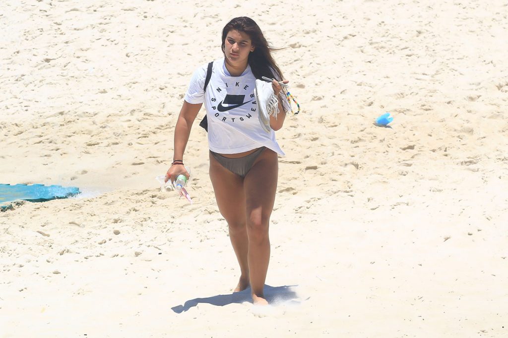 Giulia Costa aproveitou dia ensolarado para curtir uma praia no Rio de Janeiro