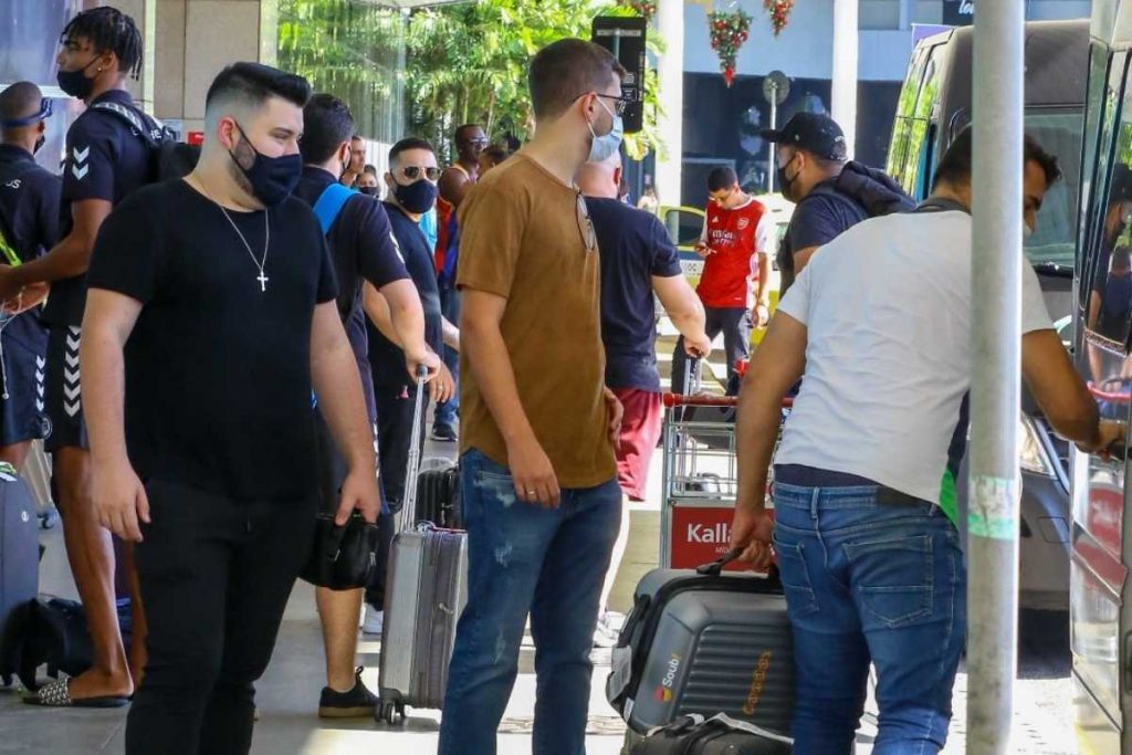 joão gustavo, irmão de marília mendonça, com equipe no aeroporto santos dumont