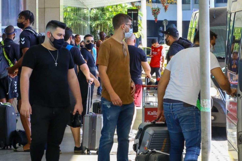 joão gustavo, irmão de marília mendonça, com equipe no aeroporto santos dumont