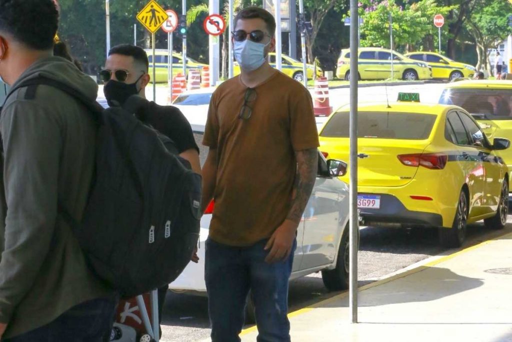 joão gustavo, irmão de marília mendonça, com equipe no aeroporto santos dumont