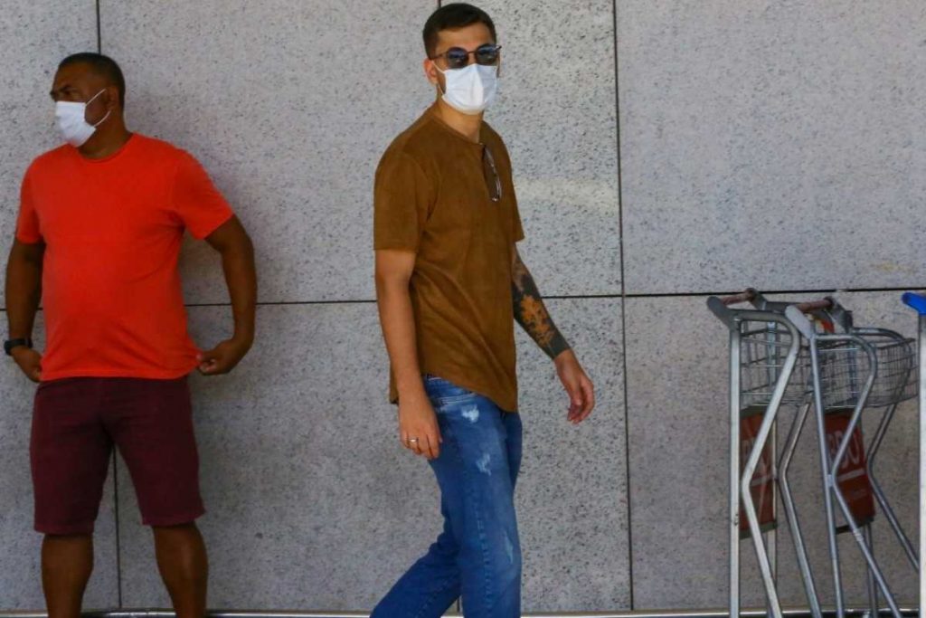 joão gustavo, irmão de marília mendonça, no aeroporto santos dumont