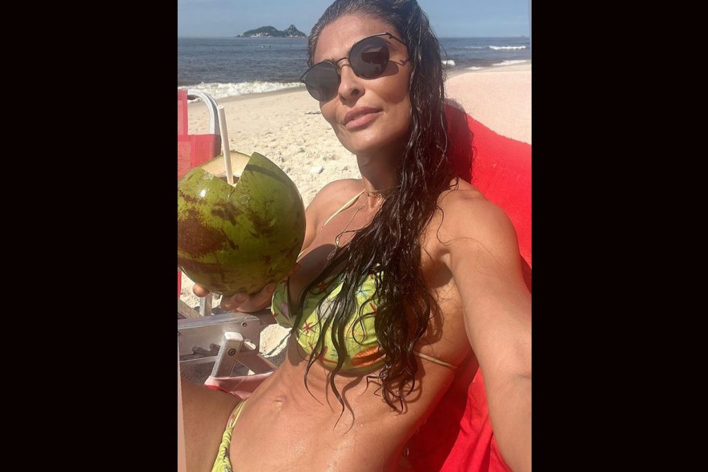 Juliana Paes mostra barriga sarada em dia de praia