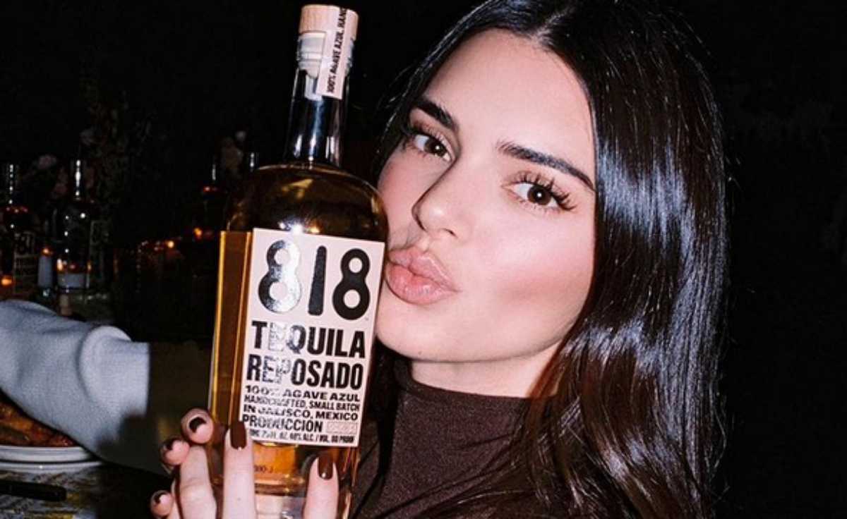 Kendall Jenner beija garrafa de tequila