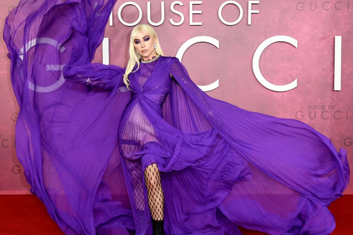 Lady Gaga na pré-estreia de 'Casa Gucci', de vestido esvoaçante roxo