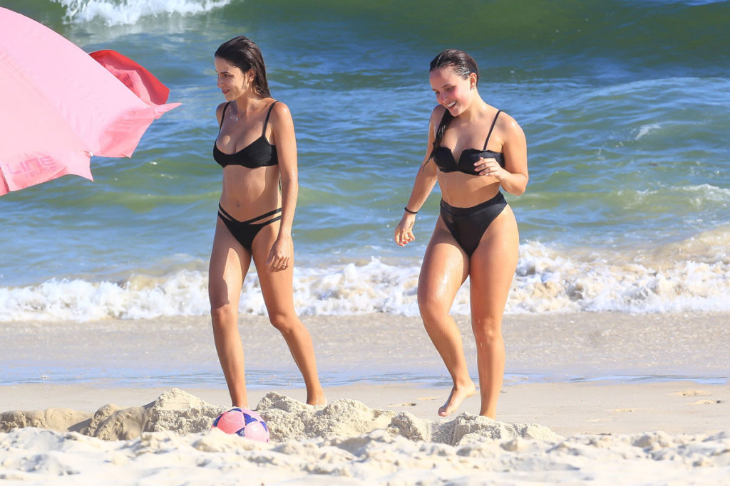 Larissa Manoela com amiga em praia do Rio de Janeiro