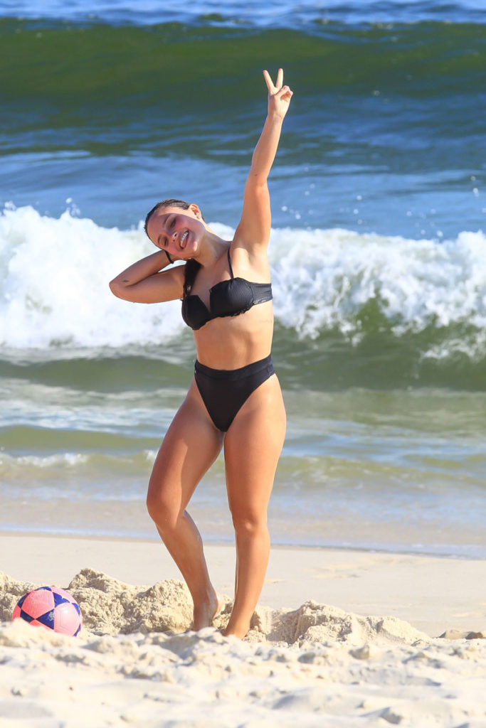 Larissa Manoela em praia do Rio de Janeiro