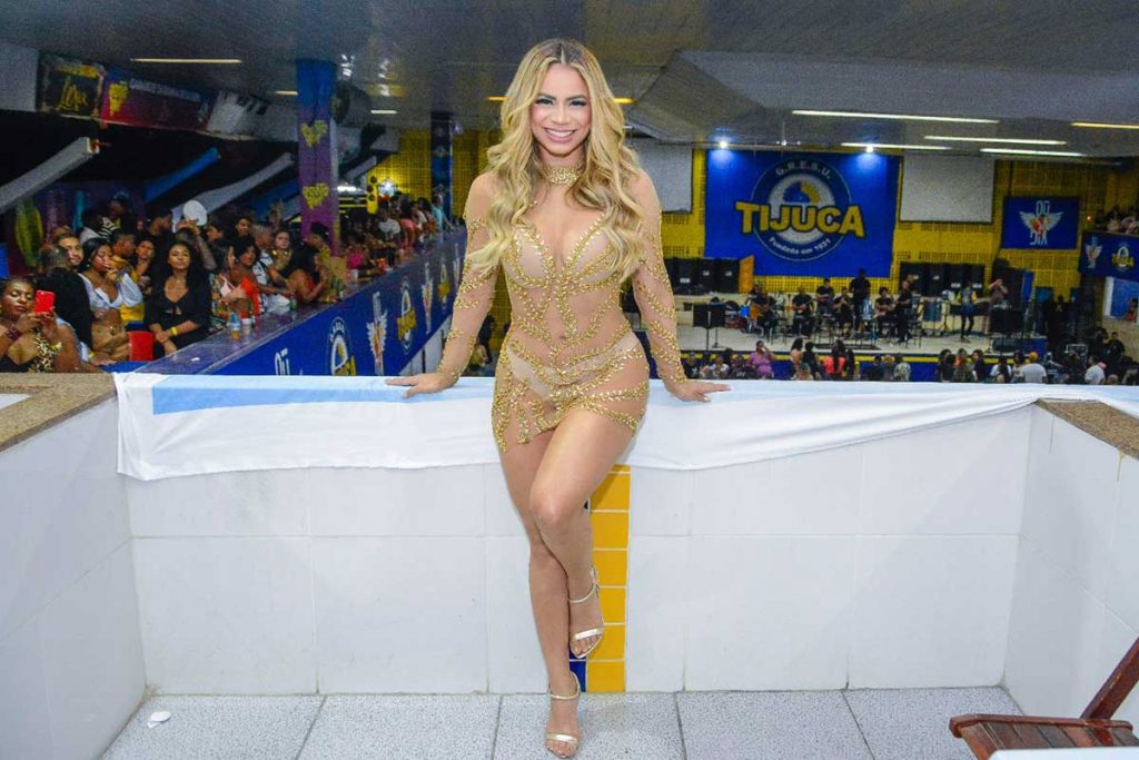 Lexa toda trabalhada na transparência