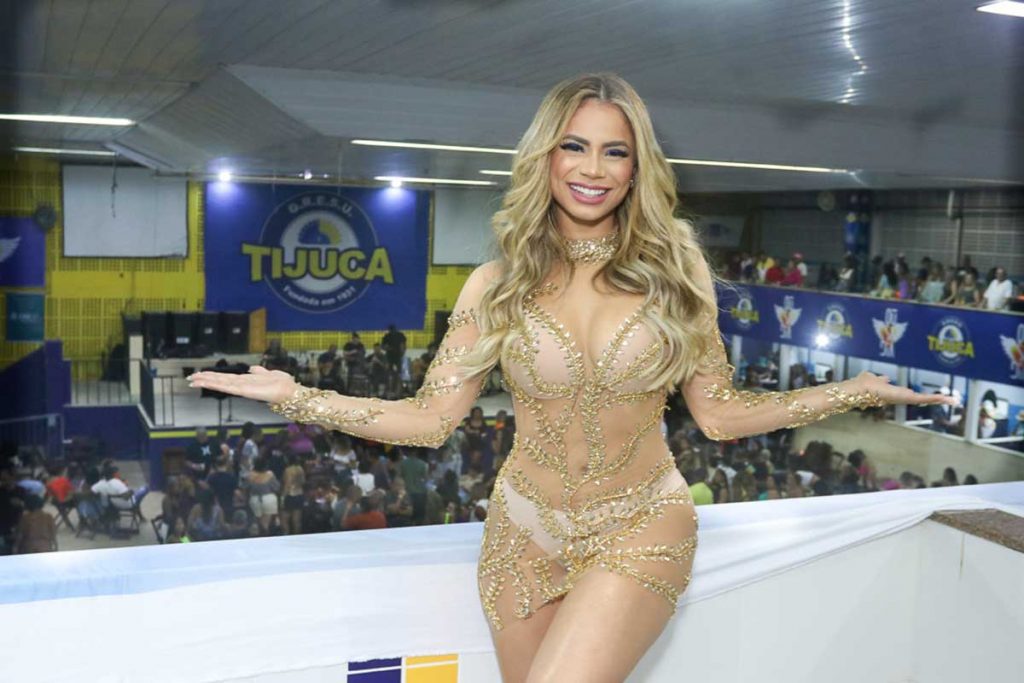 Linda, lexa sorri para o fotógrafo