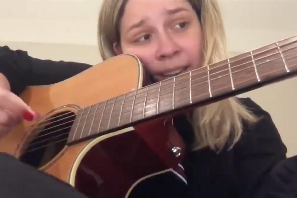 Marília Mendonça tocando violão