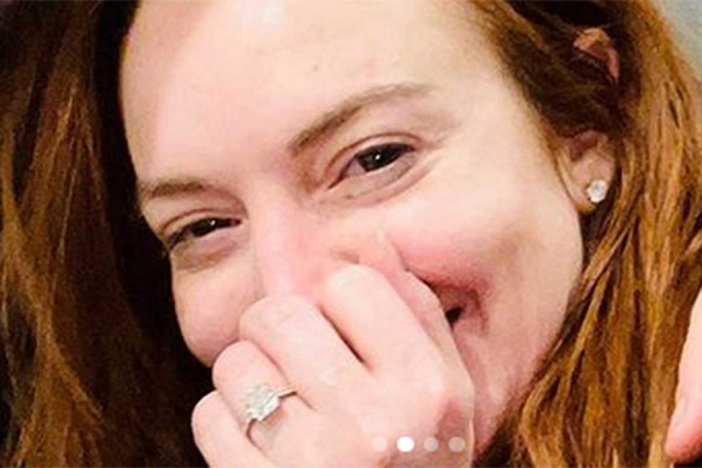 Lindsay Lohan exibe seu belíssimo anel de noivado