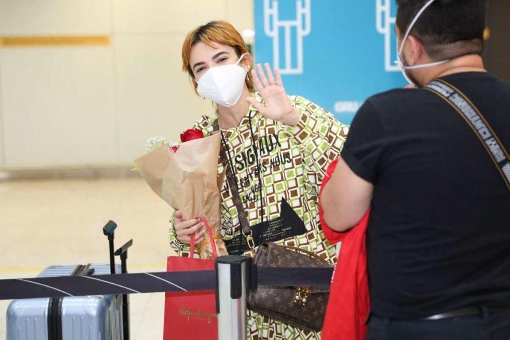 Fã chora ao encontrar Manu Gavassi em aeroporto