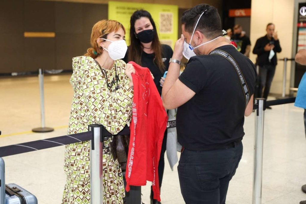 Fã chora ao encontrar Manu Gavassi em aeroporto