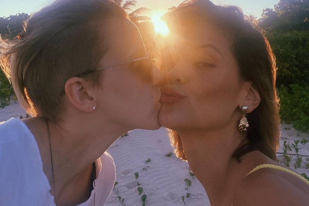 marcella rica beijando bochecha de vitoria strada durante por do sol
