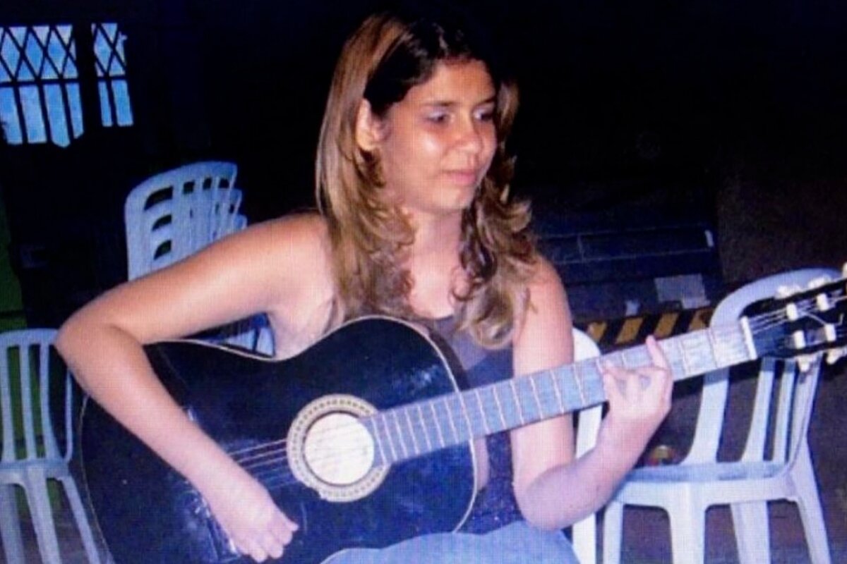 Marília Mendonça adolescente, toando violão