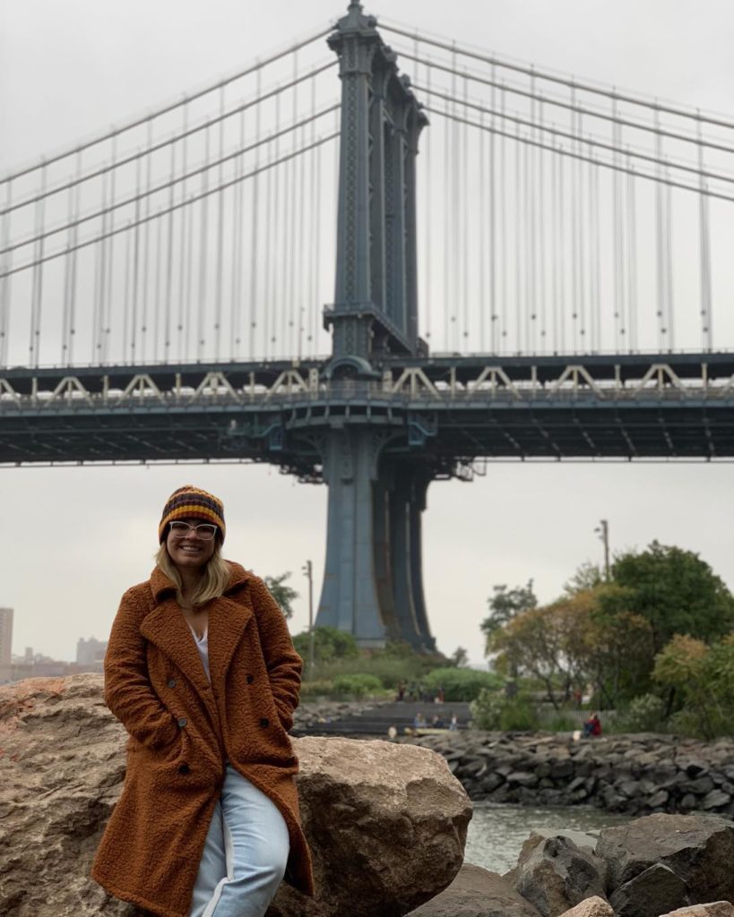 Marília Mendonça na ponte do Brooklyn, em Nova York