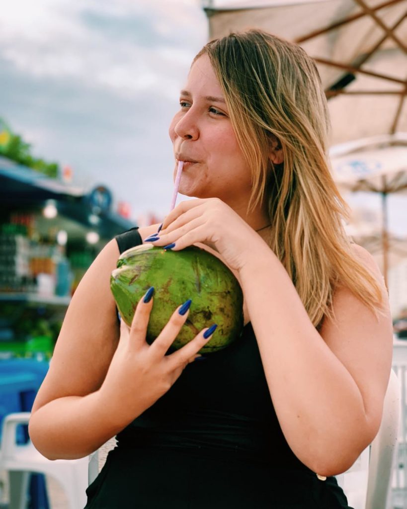 Marília Mendonça tomando água de coco