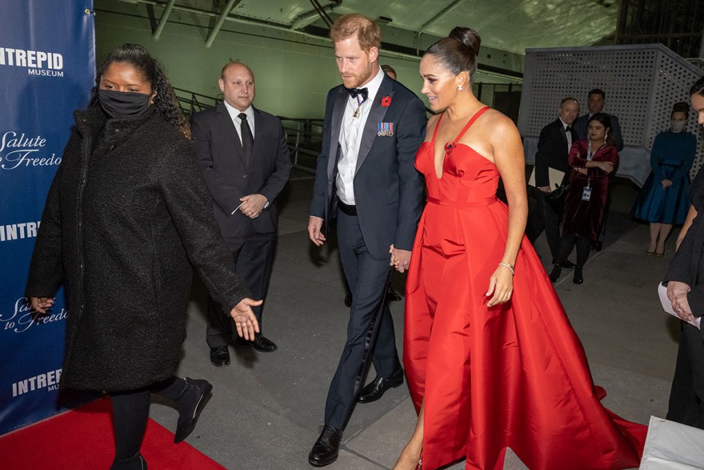 Meghan Markle esbanjou elegância com um vestido vermelho deslumbrante