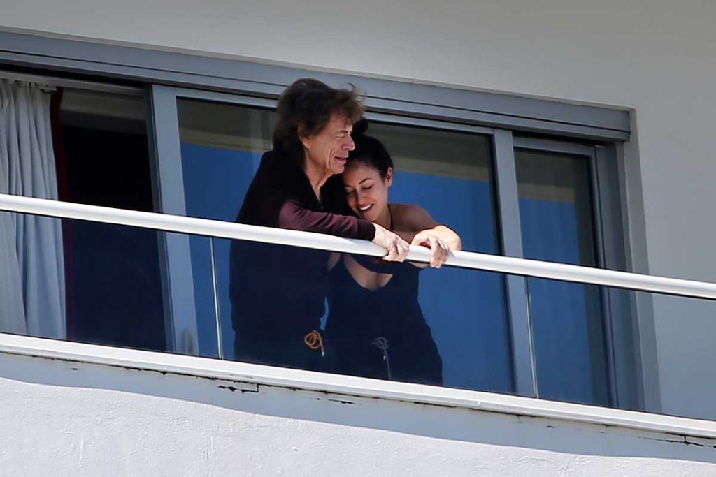 Mick Jagger ganha chamego da namorada Melanie Hamrick, na sacada de um hotel em Miami