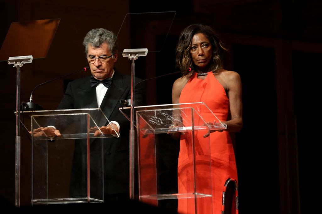 Paulo Betti e Gloria Maria apresentando o Troféu Raça Negra