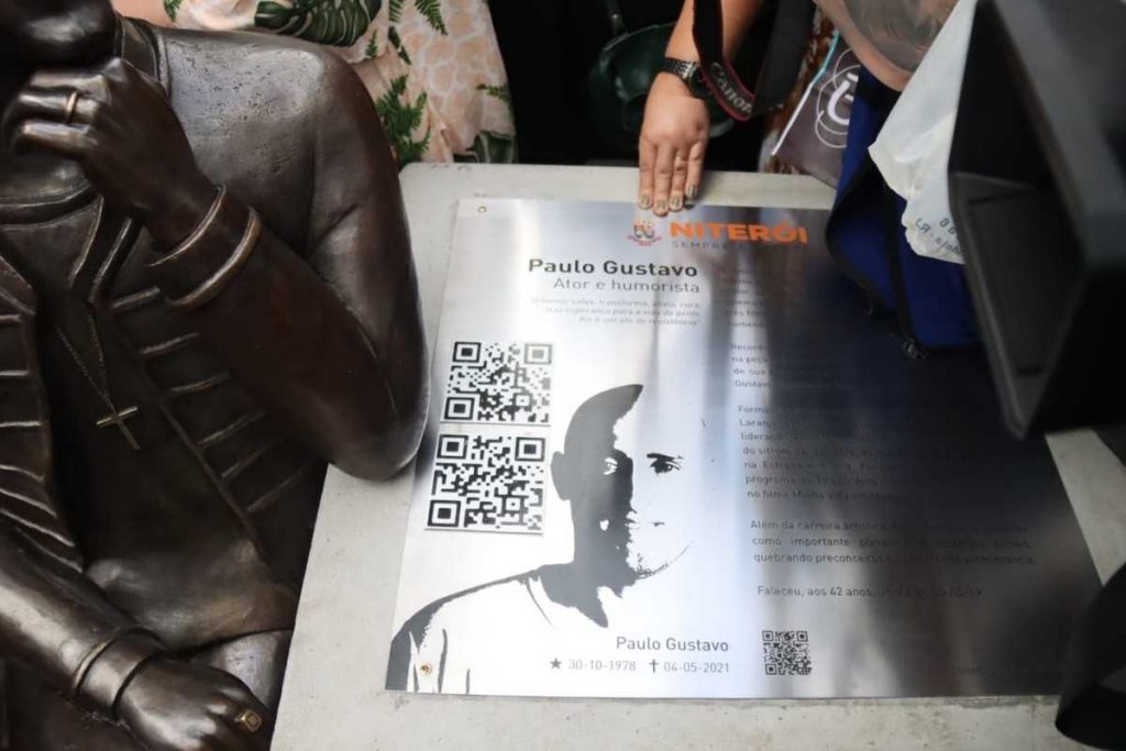 painel com informações das estátuas de paulo gustavo em niterói