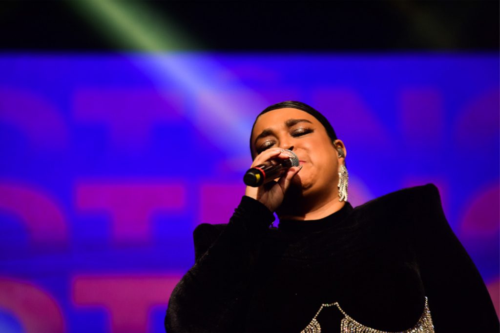 Preta Gil se apresentando em palco de premiação