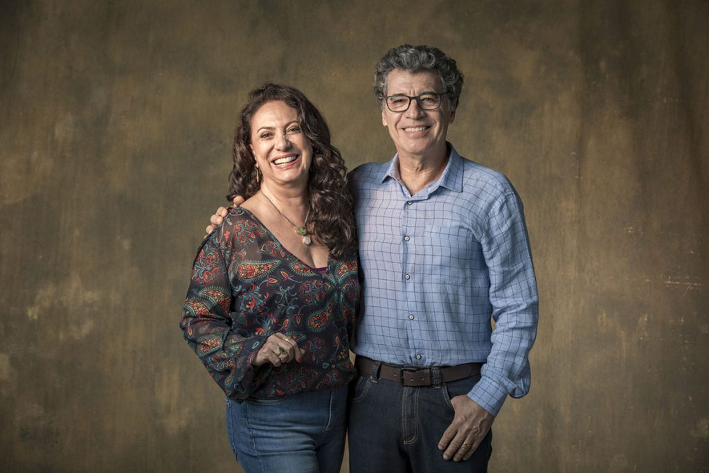 Rania (Eliane Giardini) e Miguel (Paulo Betti) em Órfãos da Terra