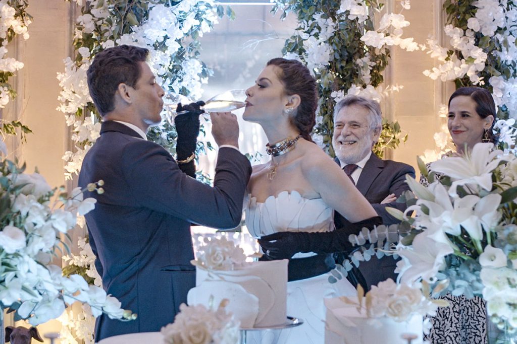 Christian/Renato (Cauã Reymond) e Bárbara (Alinne Moraes) em Um Lugar Ao Sol