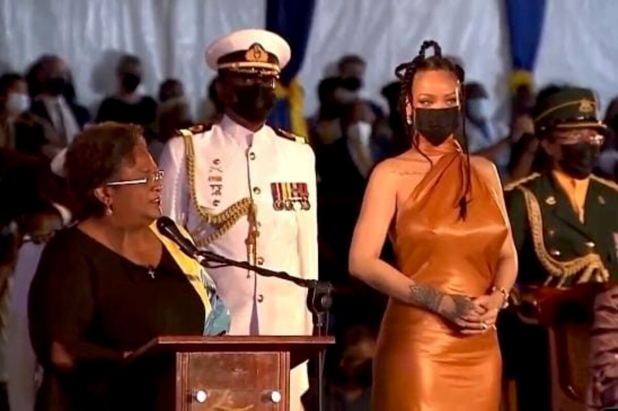 Rihanna de vestido em cerimônia em Barbados