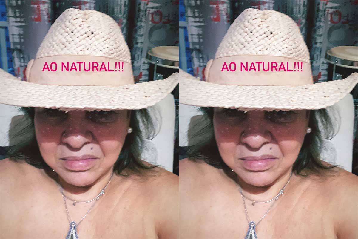 Roberta Miranda de chapéu, fazendo topless