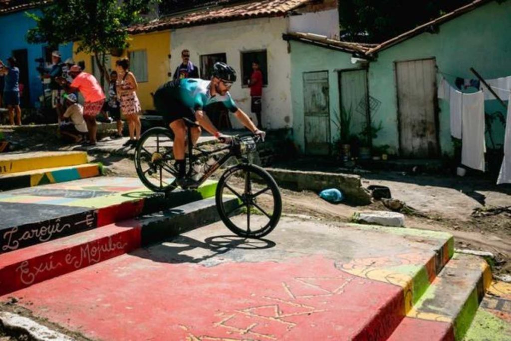Rodrigo Hilbert desce a tradicional escadaria de Arraial