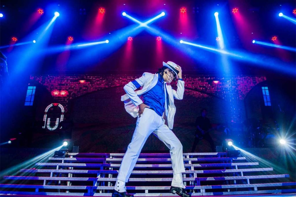 Rodrigo Teaser no palco do show Tributo a Michael Jackson