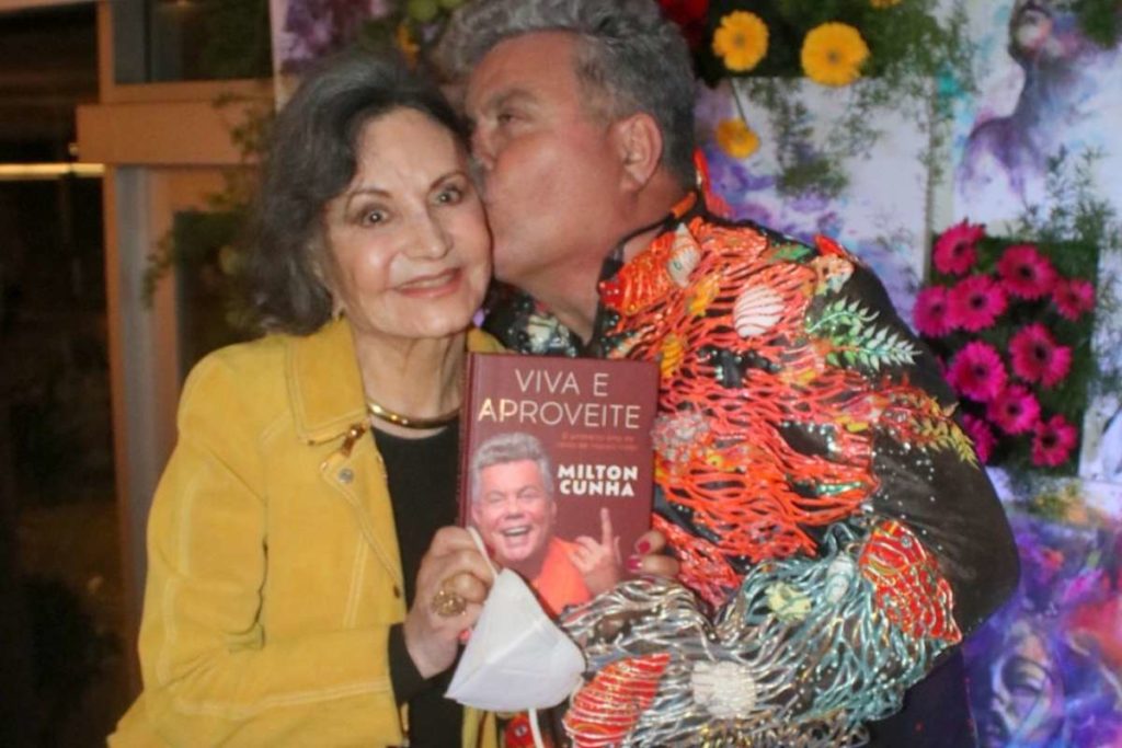 Rosamaria Murtinho prestigia Milton Cunha em lançamento de livro no Rio de Janeiro
