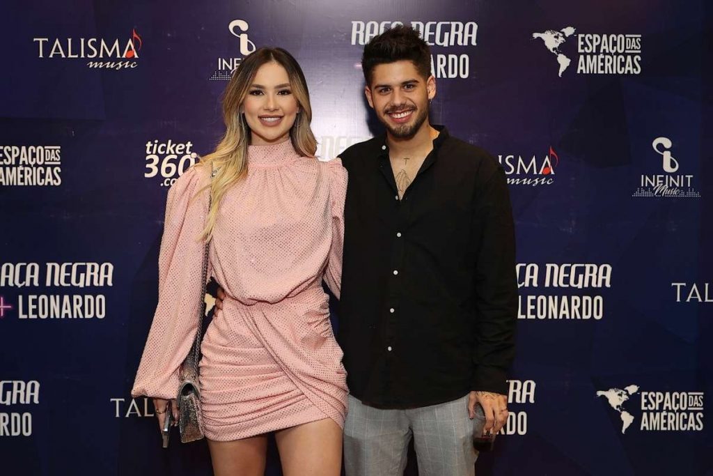Virgínia e Zé Felipe curtem show de Leonardo agarradinhos.