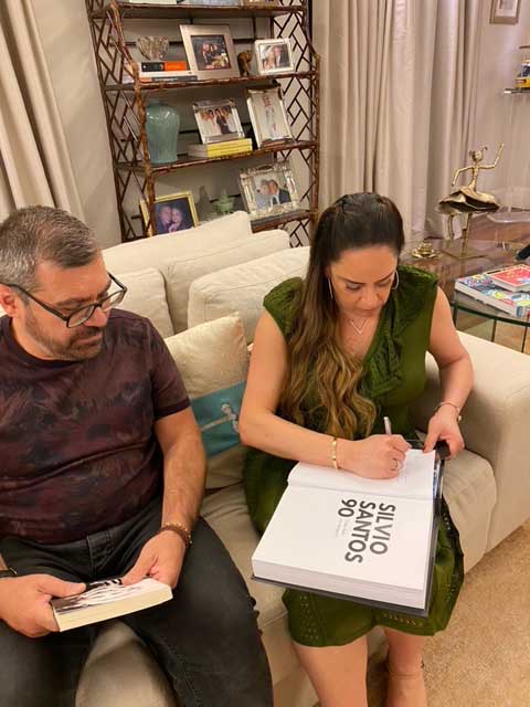 Silvia Abravanel autografa a biografia de Silvio Santos