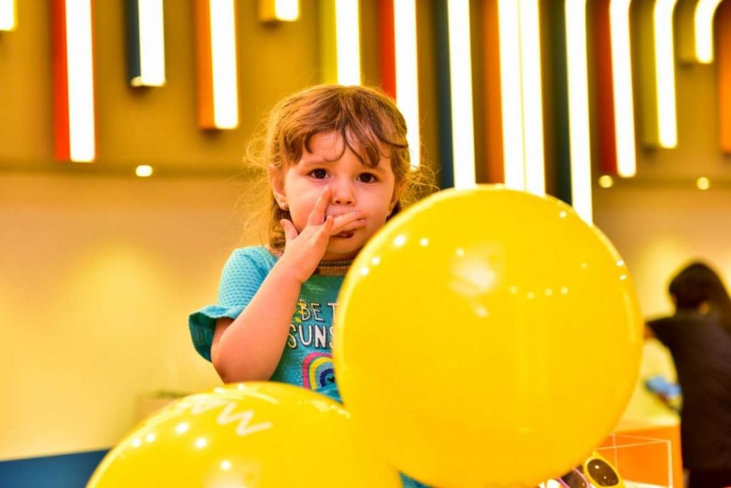 Fofura! Sobrinha de Rafa Kalimann posa como modelo