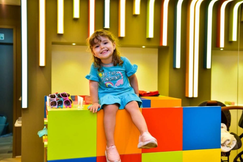 Fofura! Sobrinha de Rafa Kalimann posa como modelo