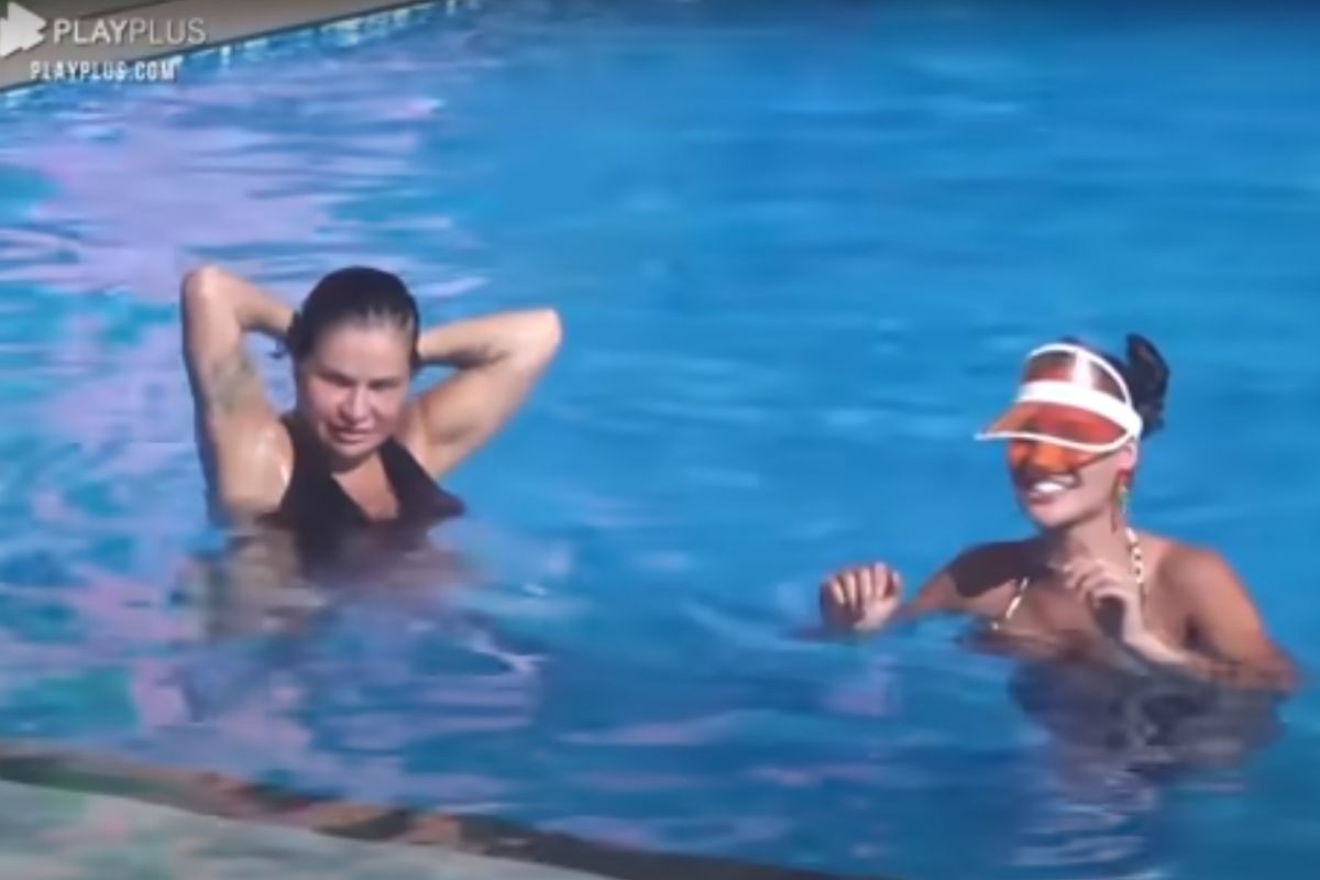 Solange Gomes e Aline Mineiro na piscina em A Fazenda