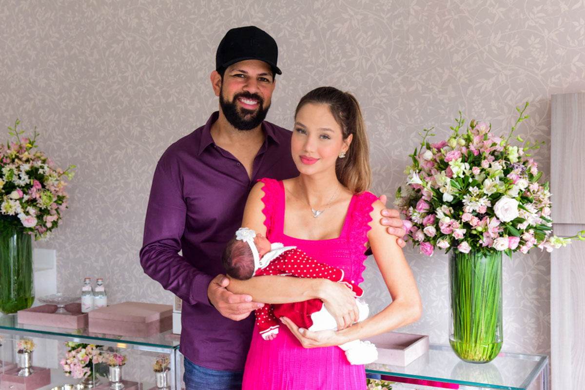 Sorocaba e Biah Rodrigues deixam a maternidade com a filha Fernanda