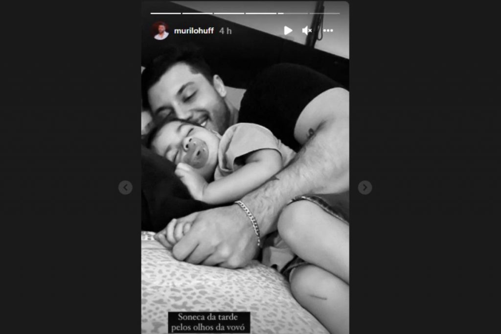 stories de murilo huff dormindo com leo, filho de marilia mendonça, no sofá