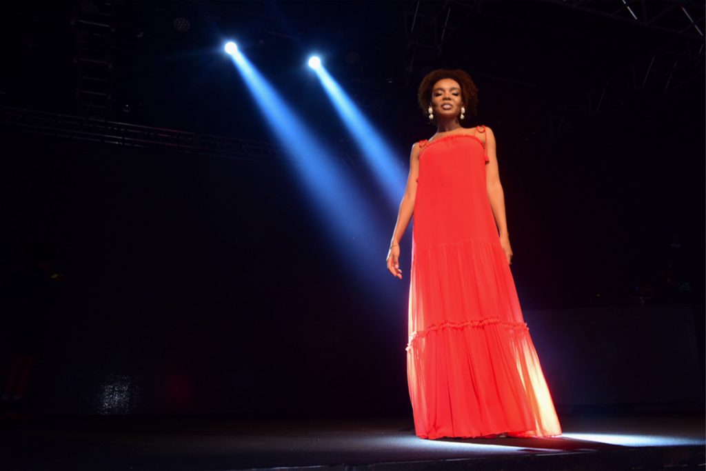 Thelminha posando para foto em premiação.